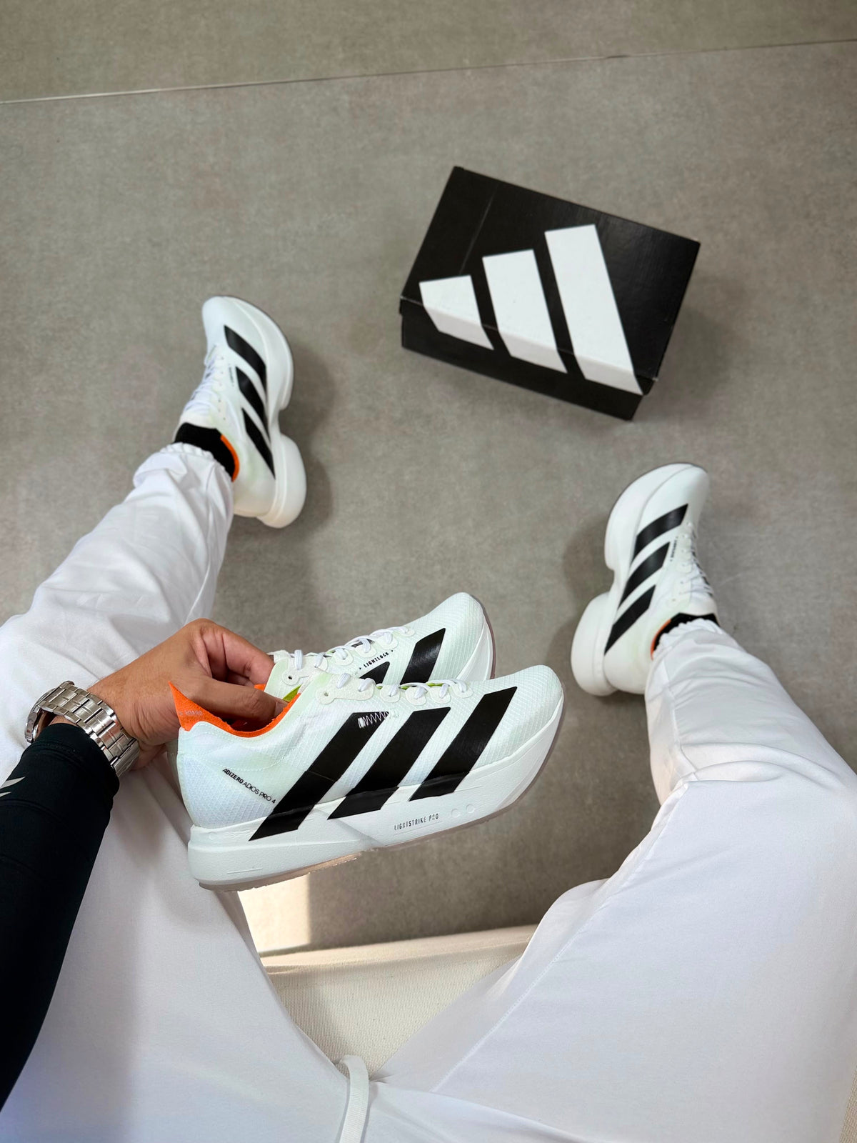 Tênis Adizero Adios Pro 4 Branco Preto Laranja